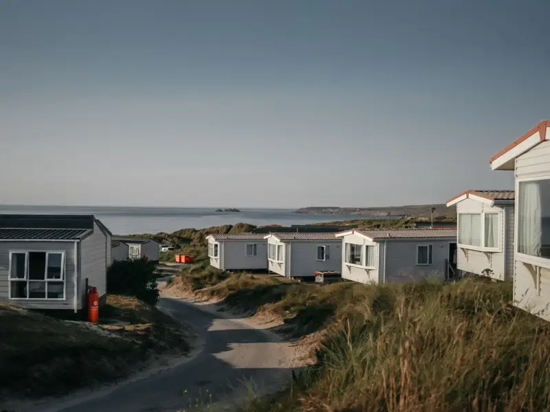 Rangée de mobil-homes d'un camping en bord de mer sur le littoral catalan