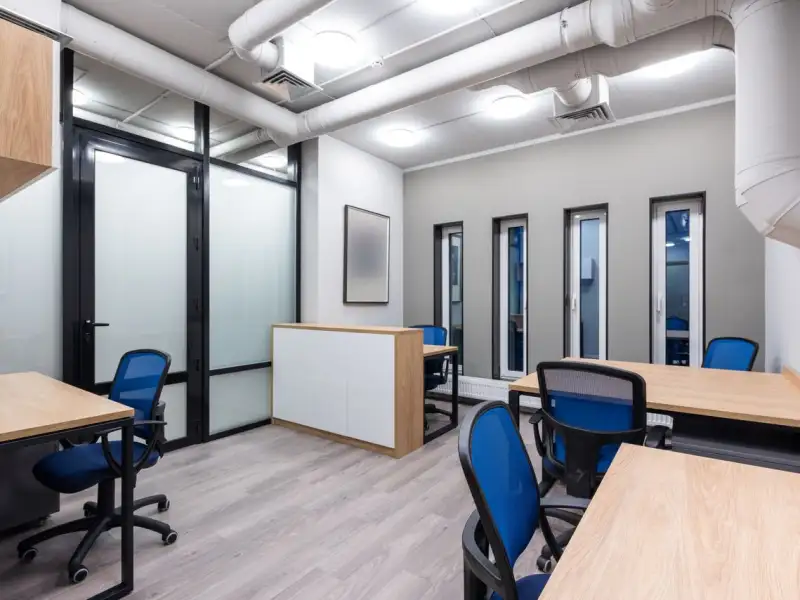 Bureaux propres et lumineux entretenus par DMR Nettoyage dans le 66